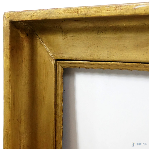 Cornice in legno dorato, XX secolo, ingombro cm 103,5x71, battente cm 87x54,5 (difetti)