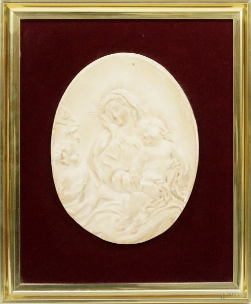 Madonna con Bambino e San Giovannino, placca ovale in gesso, cm 23x17,5, XX secolo, entro cornice, (lievi difetti.