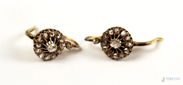 Coppia di orecchini in oro 18 kt con rose e diamanti, gr. 5,1.