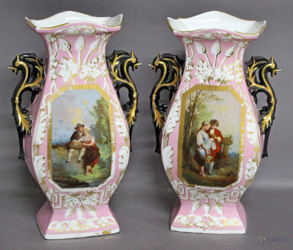 Coppia di vasi francesi in porcellana rosa, medaglioni centrali con dipinti a soggetto di scene galanti, manici con draghi, XIX se., H 39 cm.