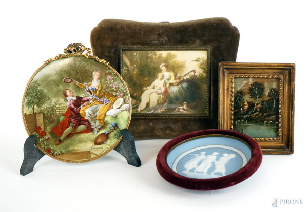 Lotto di quattro miniature raffiguranti "L'amante incoronato" da Jean-Honoré Fragonard (1732-1806), "Le Tre Grazie ", coppia di fanciulle e paesaggio,  supporti e materiali diversi,  diam. max cm 14,5, entro cornici, XX secolo, (segni del tempo).