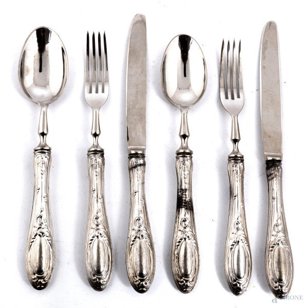 Servizio da dolce da due persone composto da due forchettine, due coltellini, due cucchiaini con manico in argento 800/000, lunghezza massima cm 19,5, peso lordo complessivo gr 150