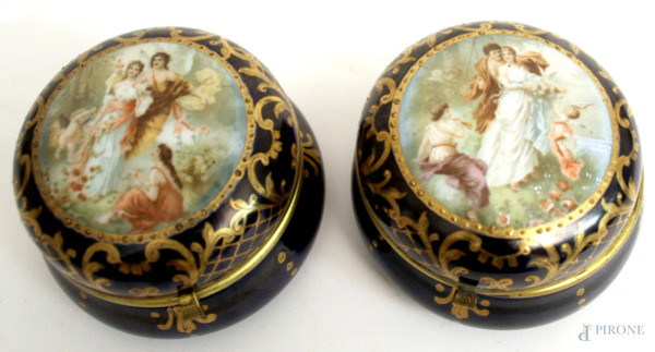 Coppia di scatoline in porcellana policroma con medaglioni a soggetti romantici con particolari dorati, h. 6x 10 cm.