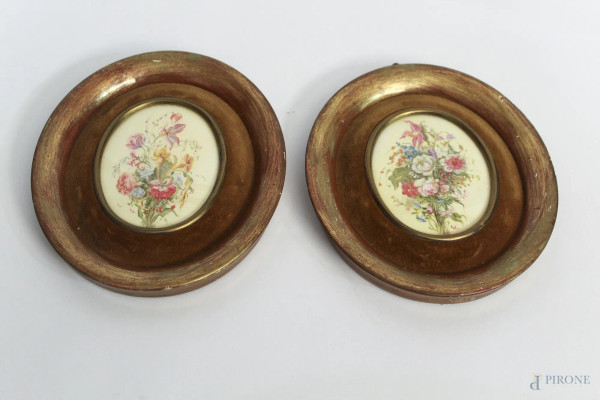 Coppia di miniature raffiguranti fiori dipinti su avorio, di linea ovale, inizi XX sec., H 9 cm, entro cornice.