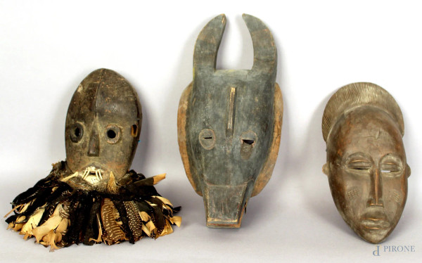 Lotto composto da tre maschere africane in legno, altezza max. 34 cm.