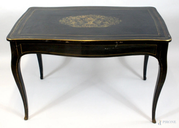Tavolo scrittoio di linea mossa in legno ebanizzato con filetti  ed intarsi in ottone, ad un cassetto poggiante su 4 gambe mosse, XIX sec., altezza 75x112x68 cm, (mancanze).