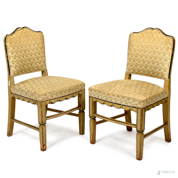 Lotto composto da: scrivania Ducrot in legno laccato e dipinto nei toni del panna e del blu. Piano rettangolare a vetro a protezione di tessuto ricamato nei toni del blu e dell'oro., cm 77x105,5x59,5; 2 sedie in legno laccato bianco e blu con sedute e schienali rivestito in tessuto panna a motivi floreali, cm 85x48x48,XIX-XX secolo, (difetti)