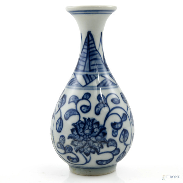 Vasetto portafiore in porcellana decorata nei toni del bianco e del blu, XX secolo, altezza cm 12, (segni di usura, difetti di cottura)