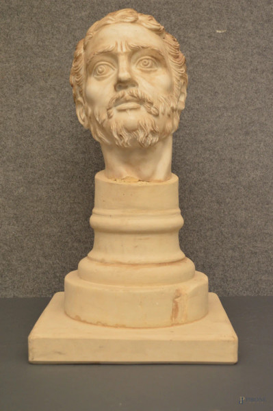 Testa d&#39;uomo, scultura in marmo di alabastro, poggiante su base, h. 55 cm.