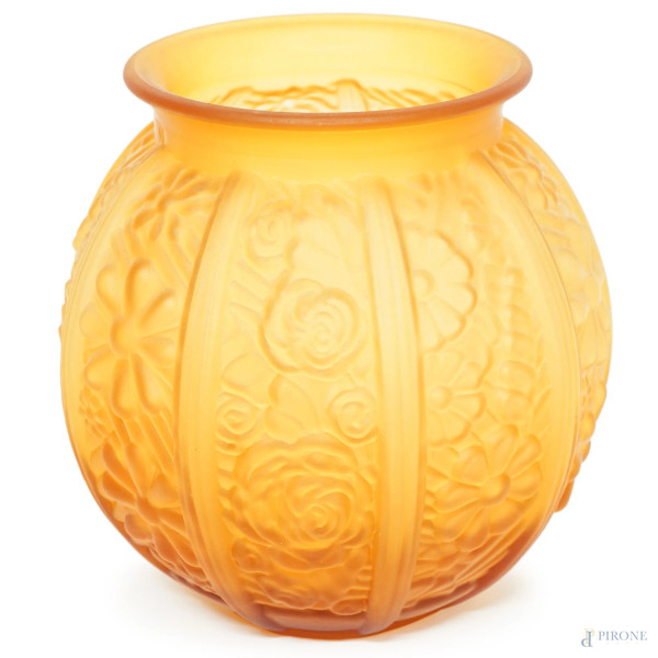 Vaso in vetro opaco arancione stampato a motivi floreali, XX secolo, altezza cm 19