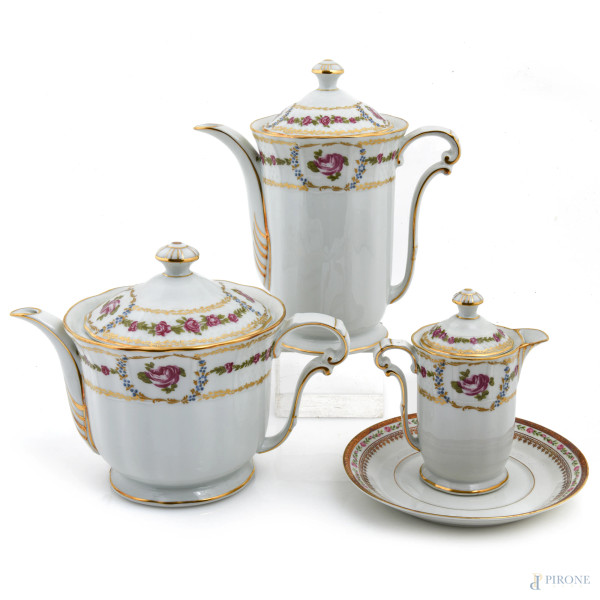 Servizio da caffè e the in porcellana Limoges composto da teiera, lattiera, caffettiera e piattino, XX secolo, altezza massima cm 22,5, (segni di usura)