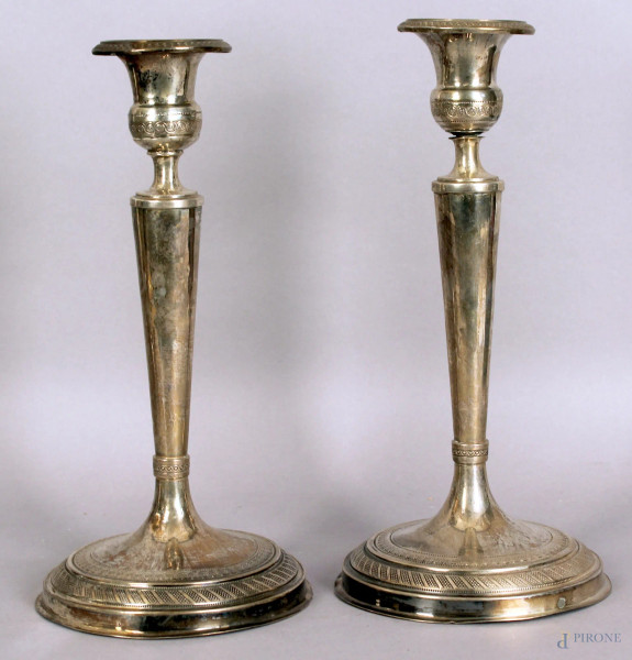 Coppia di candelieri in argento con particolari cesellati, altezza 26,5, gr. 330, Roma XIX secolo.
