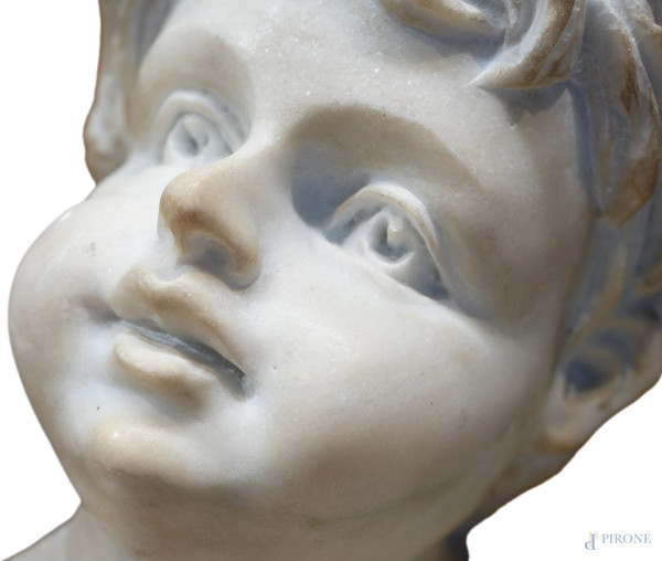 Coppia di sculture in marmo bianco di Carrara raffiguranti putti, XX secolo, altezza max cm 104