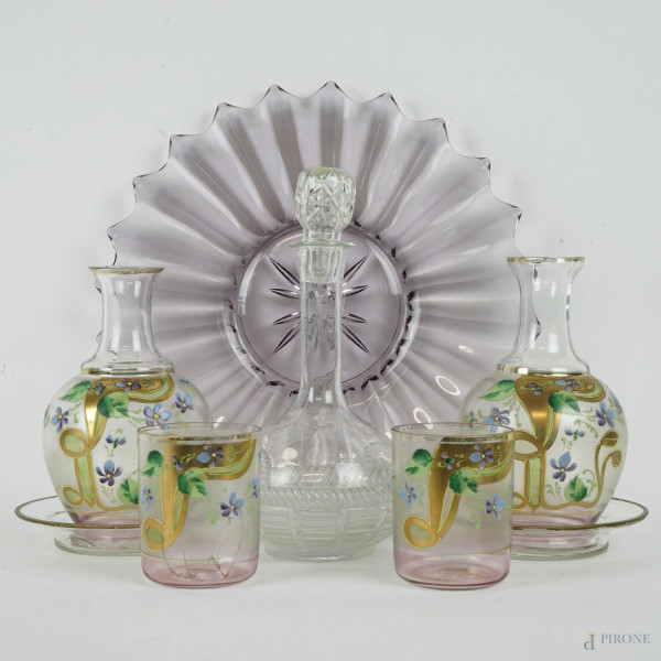 Lotto di otto oggetti in vetro, composto da un vassoio, due piattini, due bicchieri e tre bottiglie, alt. max cm 24,XX secolo, (difetti).