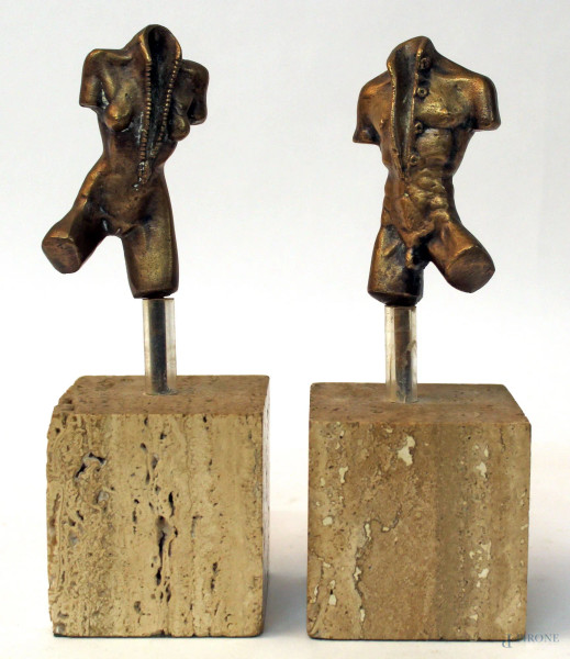 Torsi, coppia di multipli in bronzo poggianti su basi in travertino, H 14 cm.