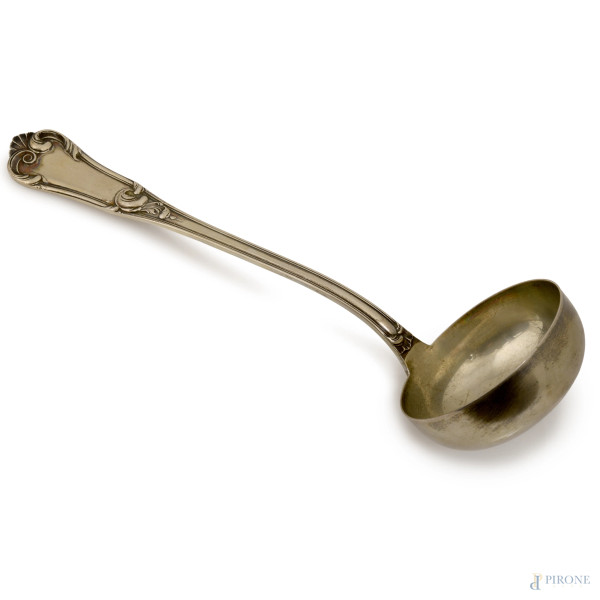 Mestolo in argento cesellato con terminale a doppia voluta con conchiglia, XIX-XX secolo, cm 33, gr. 260