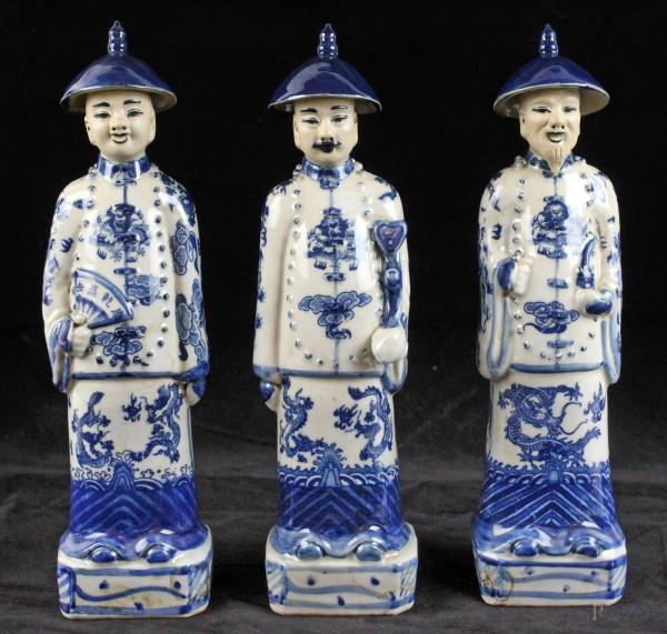 Tre dignitari sculture in porcellana bianca e blu, altezza cm. 28, Cina, XX secolo, (uno restaurato).