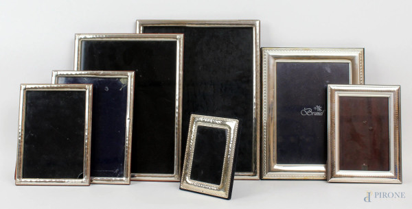 Lotto di sette cornici portafoto in metallo argentato, cm 28,5x22,5, (difetti)