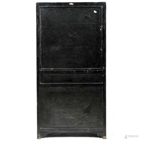 Vetrina in legno laccato e dipinto a motivi floreali e scene di genere di ispirazione orientale. ...