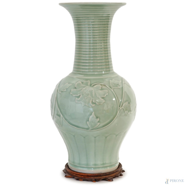 Vaso cinese in porcellana color celadon, corpo a balaustro con decori floreali a rilievo, base in legno, cm h 43, (lievi difetti)