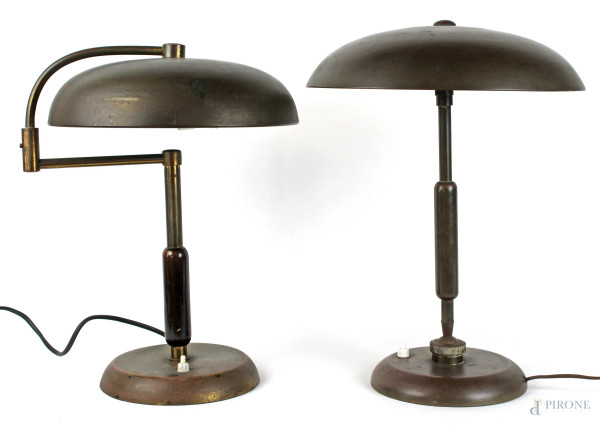 Lotto di due lampade da tavolo in metallo anni '20-'30, altezza max cm 42, (segni del tempo)