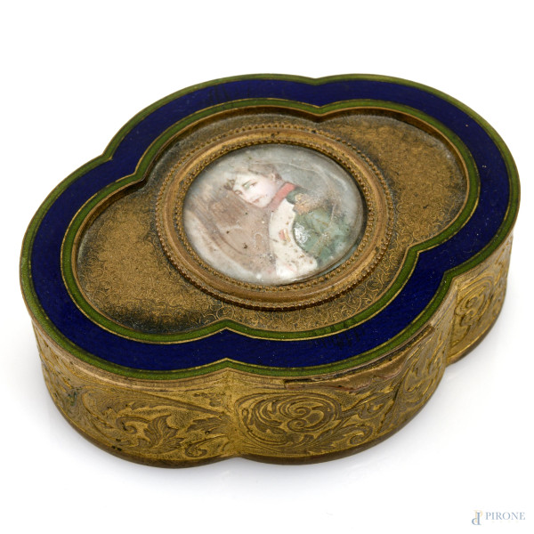 Scatolina in bronzo dorato finemente cesellato con ritratto di ufficiale a miniatura al coperchio con bordi smaltati nei toni del blu, XIX-XX, cm 3,5x10x8