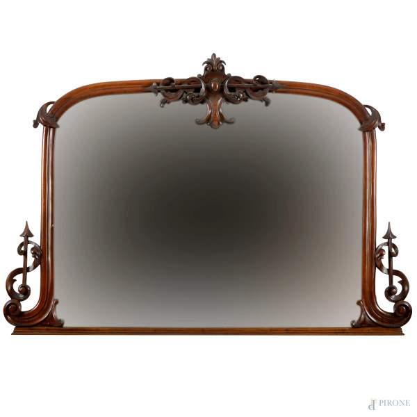 Specchiera in noce intagliato con elemento araldico applicato all'apice, XX secolo, cm 94x137