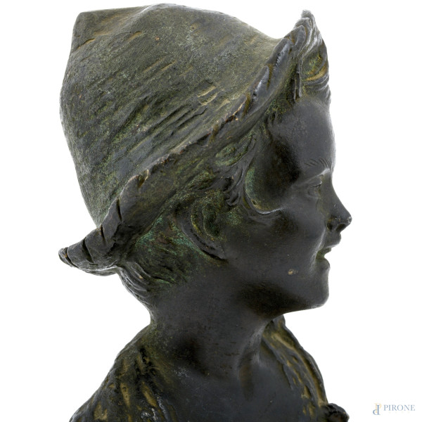 Scultura in bronzo con base in marmo raffigurante fanciullo con cappello, XX secolo, altezza cm 1...