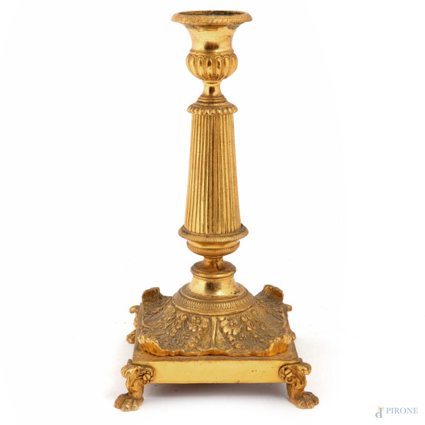 Candeliere in bronzo dorato poggiante su quattro piedini ferini, XX secolo, altezza cm 24,5, (segni di usura, scalfiture, difetti)