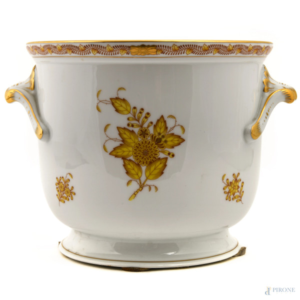 Cachepot in porcellana Herend a doppia presa a foggia di conchiglia decorato a foglie e fiori nei toni del giallo oro, XX secolo, cm 17x24,5, (difetti)