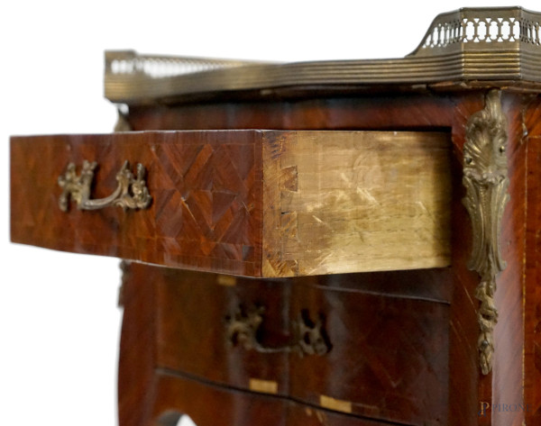 Mobiletto in legno intarsiato, prima metà del XX secolo, con piano in marmo, fronte a due cassett...