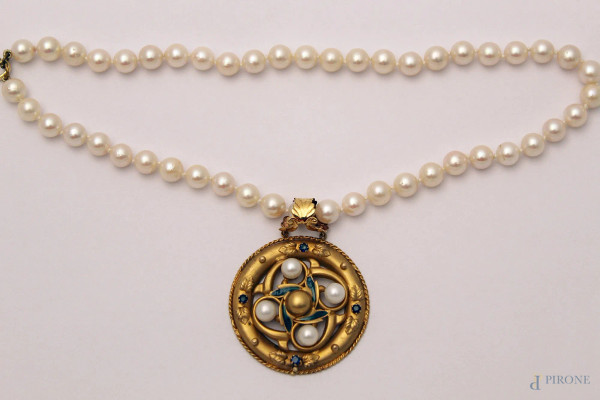 Collana di perle coltivate con ciondolo in oro 18 kt e smalti.