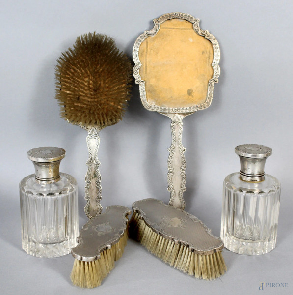 Set da toletta in argento inciso e cristallo composto da due bottigliette, uno specchietto e tre spazzole.