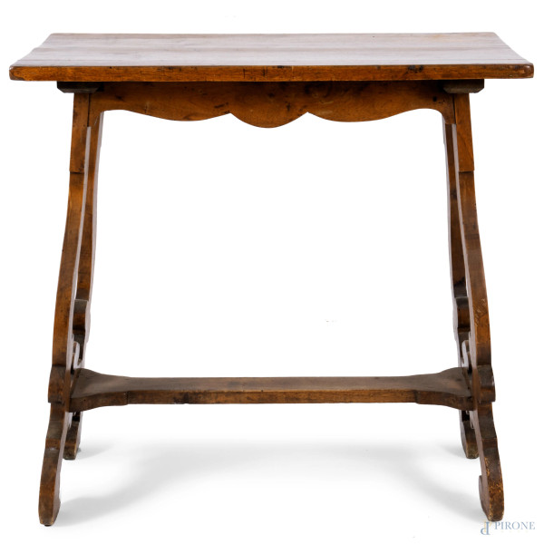 Tavolinetto in noce stile fratino, XIX secolo, cm 73x77x45, (segni di usura, scalfiture, fori di tarlo)