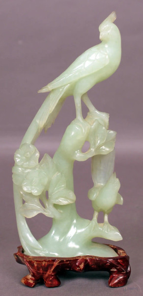 Uccello del paradiso, scultura in giada poggiante su base, H 18 cm.