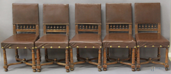 Lotto composto da cinque sedie in noce rivestite in pelle marrone, XIX sec.
