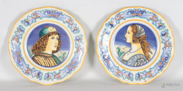 Coppia di piatti in ceramica Deruta con orlo mosso e profili di giovani al cavetto, XX secolo, diametro cm 26,5, (lievi segni di usura)