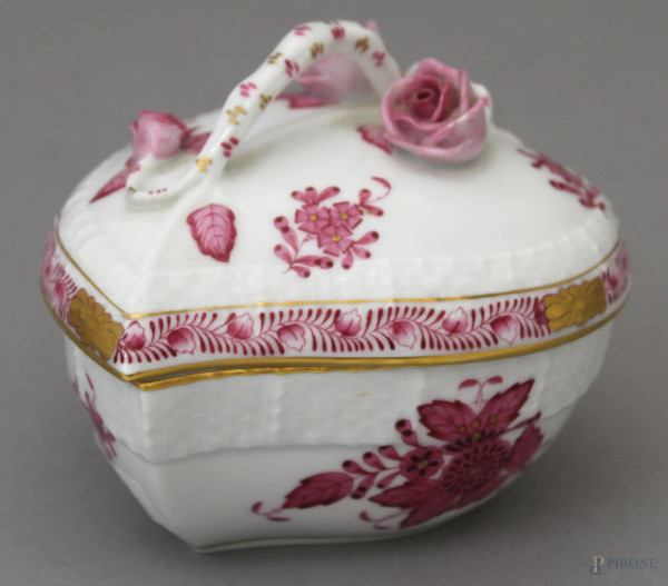 Cofanetto a forma di cuore in porcellana Herend a decoro rosa con fiori e rilievo, altezza 9,5 cm.