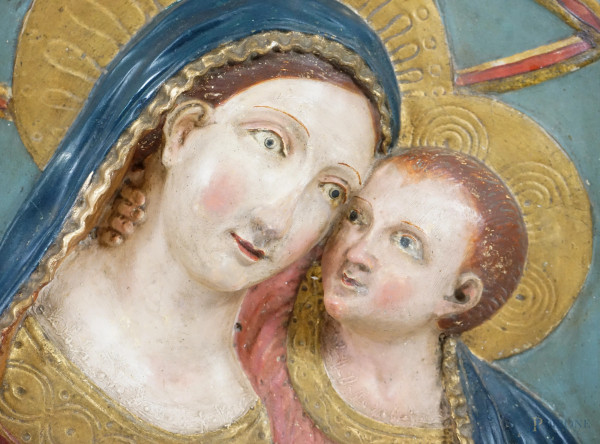 Scultore fiorentino del XIX secolo, Madonna con il Bambino, gesso policromo, cm 57,5x46 (difetti)