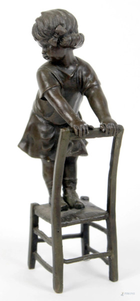 Bambina sulla seggiola, scultura in bronzo, altezza cm. 21, marcata &quot;J. B. Deposee Bronze Garanti Paris&quot;.