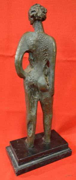Figura astratta in bronzo poggiante su base in marmo, h. 40 cm