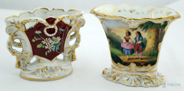 Lotto di du vasi Luigi Filippo in porcellana a decoro di fiori e personaggi, h. 11x12 cm
