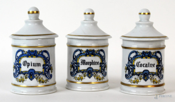 Lotto di tre barattoli da farmacia in porcellana policroma, finiture dorate, altezza cm 13, XX secolo, (lievi difetti)