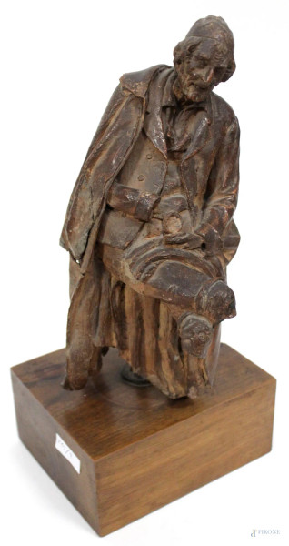 Ernesto Biondi - Anziano seduto, scultura in terracotta poggiante su base in legno, H 28 cm, difetti.