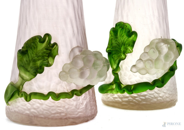 Coppia di vasi in vetro satinato con elementi decorativi a rilievo di grappoli d'uva, XX secolo, ...