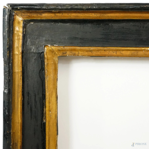 Cornice a cassetta in legno ebanizzato con profili dorati, XVII secolo, ingombro cm 101x80,5, bat...