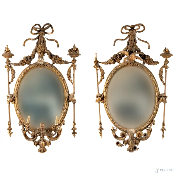 Coppia di specchiere ovali in legno e stucco dorato, XIX secolo, cm 116x62  (rotture, mancanze, difet [..]