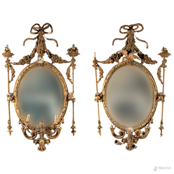 Coppia di specchiere ovali in legno e stucco dorato, XIX secolo, cm 116x62  (rotture, mancanze, difetti)