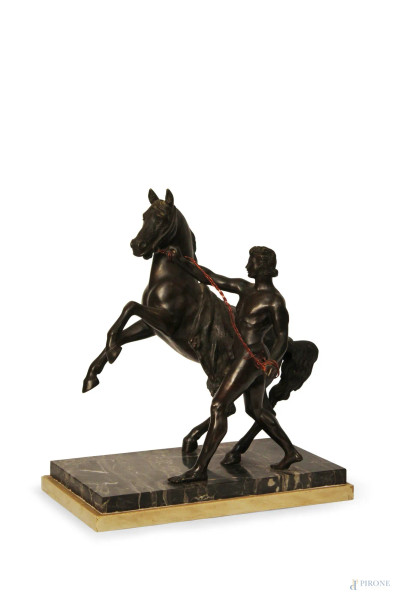 Figura con cavallo, scultura in bronzo brunito, base in marmo, inizi XX sec., H 36 cm.