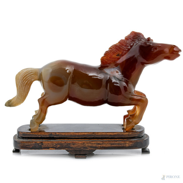 Scultura in agata raffigurante cavallo su base in legno, XX secolo, cm 14x20 (difetti, rotture, restauri)